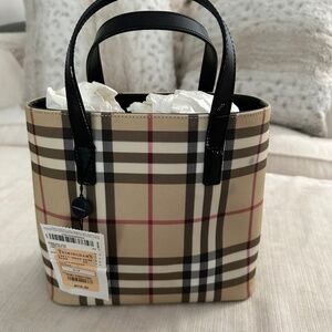 NWT Burberry bucket bag